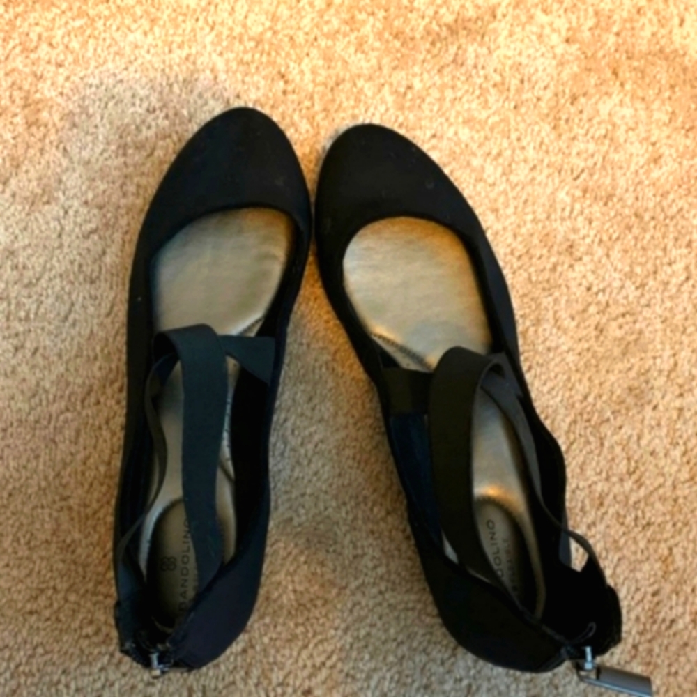 ✨Like New✨BANDOLINO well made flats. Criss-cross on top, zip up back.